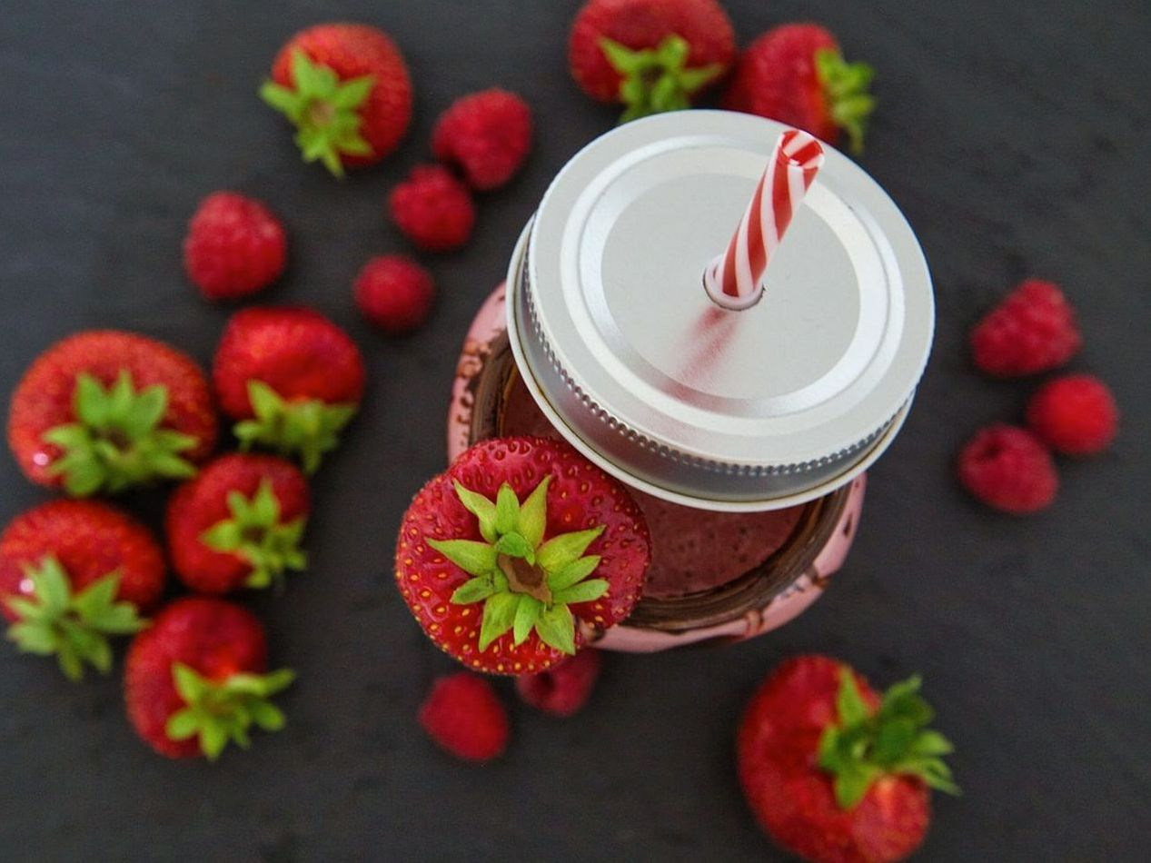 Jugos de tomate natural con hierbas aromáticas